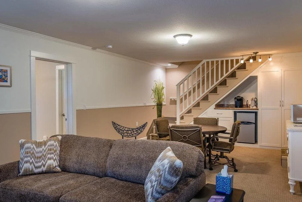 Greenwood 4 Br home by RedAwning