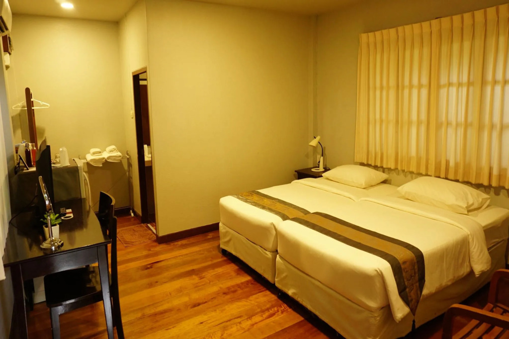 Baan Klang Aow Beach Resort