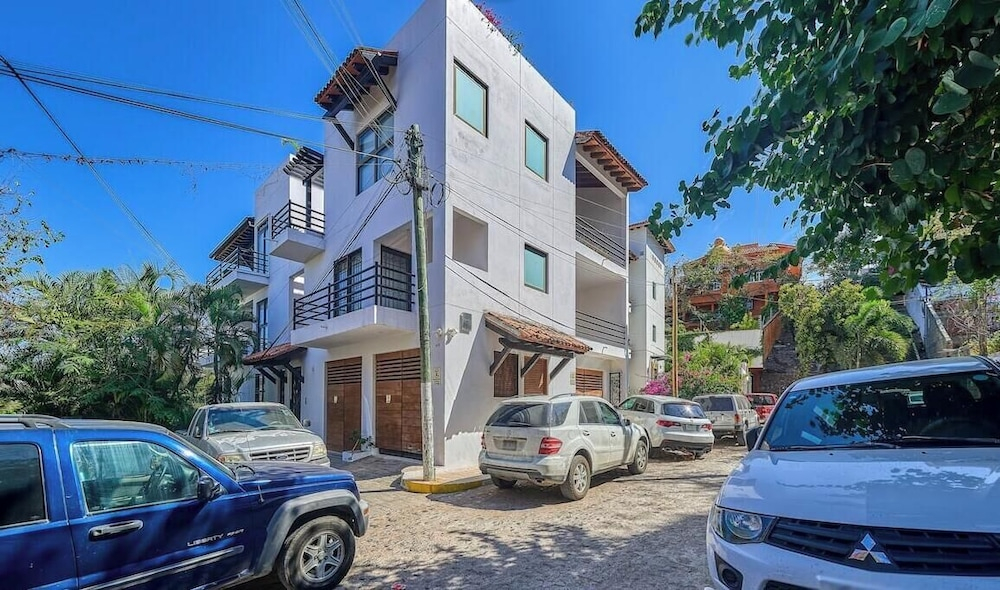 Modern 2BR Condo in Old Town - Private Terrace
