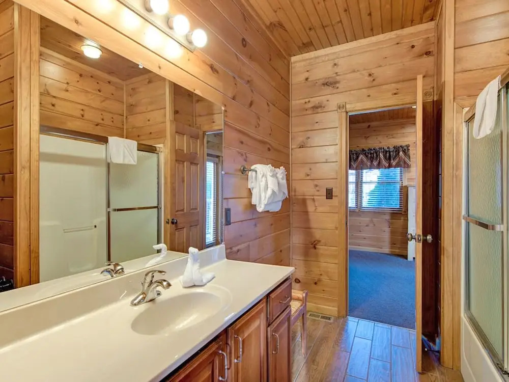 The Great Escape II 5 Bedroom Mountain View Home with Hot Tub