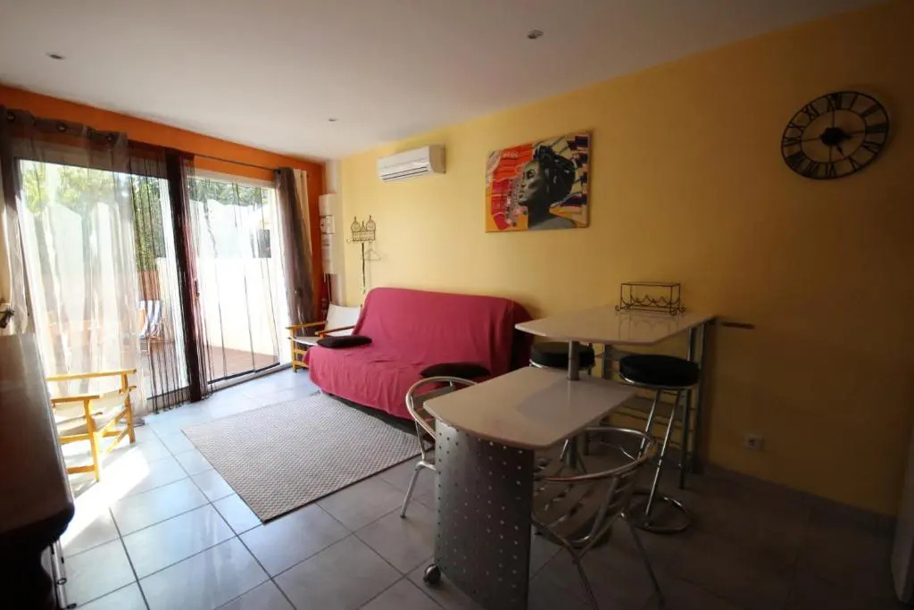 80m de la plage Appartement climatisé plein sud au rdc d'une maison 1 chambre 4 couchages terrasse et cour LXTURBOT7