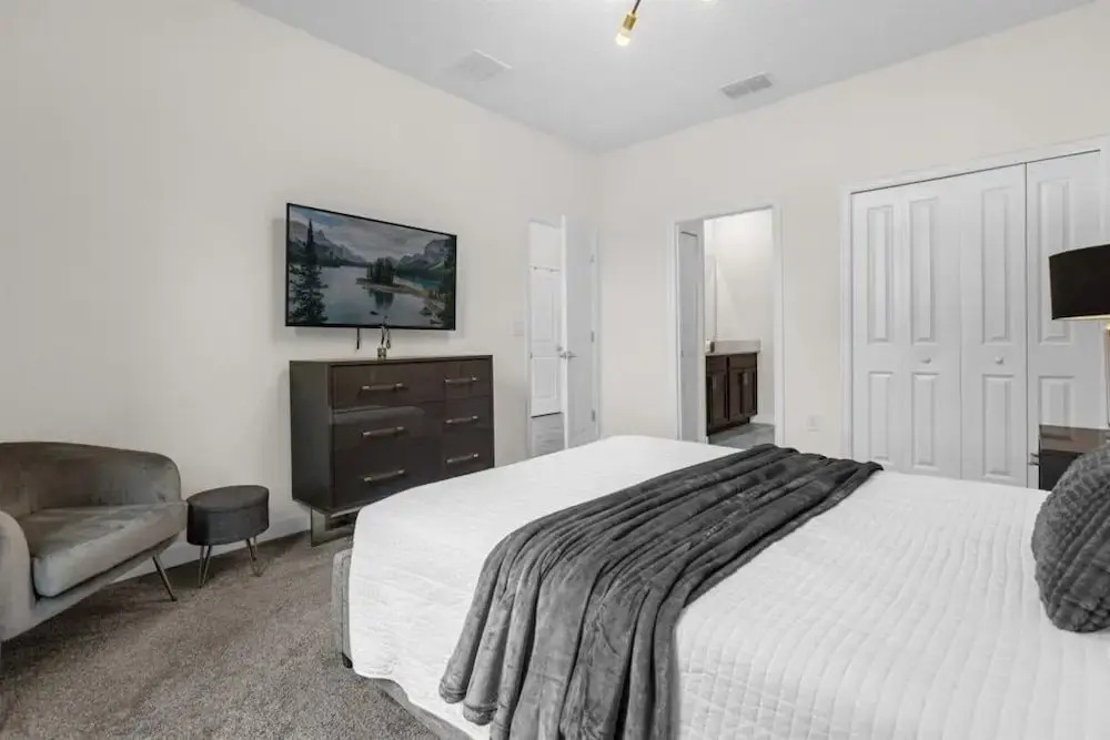 7 Bedrooms Storey Lake Resort Home