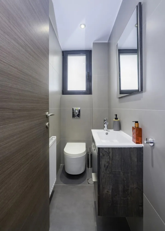 Flat with stunning views & prv parking