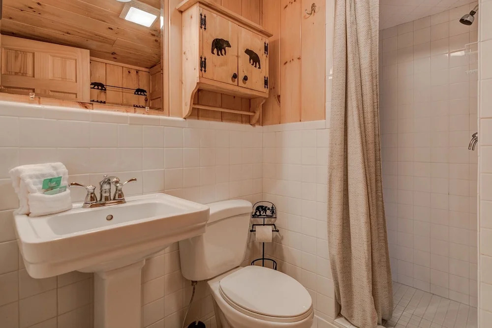 Treehouse Falls - 2 Br Home