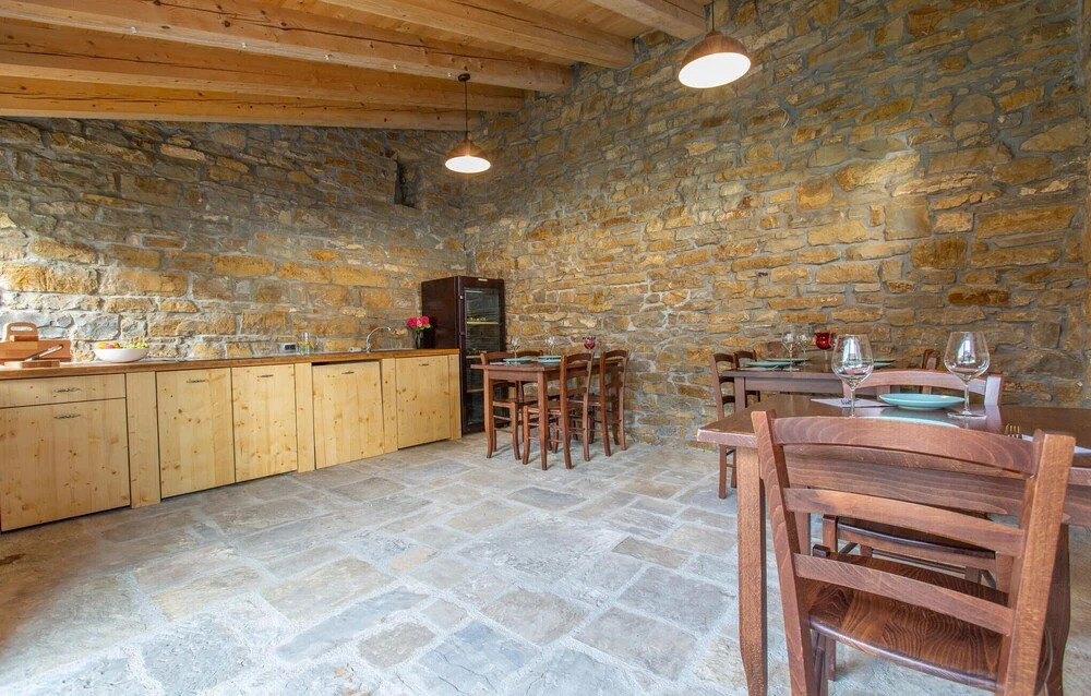 Awesome Home In Skofije