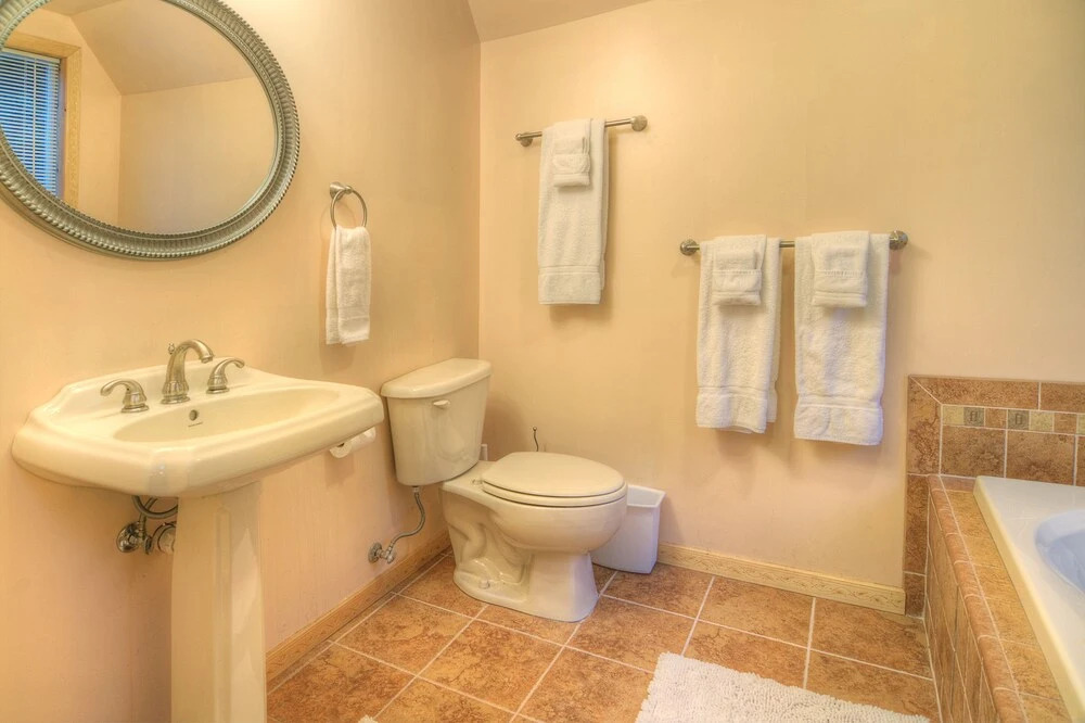 Cedarwood Grove - Two Bedroom Cabin with Hot Tub
