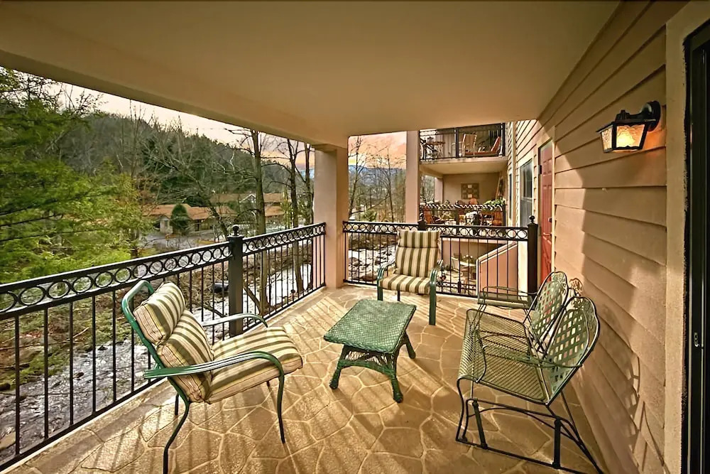 Riverfront Relaxation 2 Bedroom Home