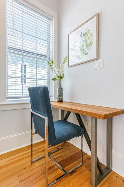 Chic 4 BR Condo - Large Pool - Perfect Location