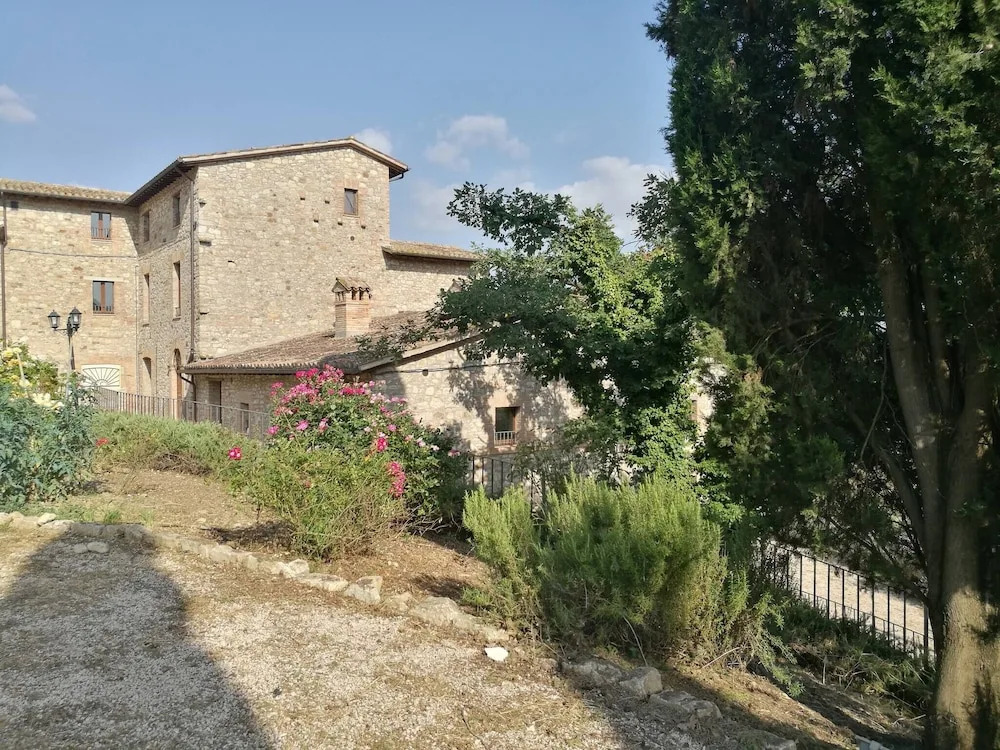Whole Country House With 48 Beds Into 8 Apartmans
