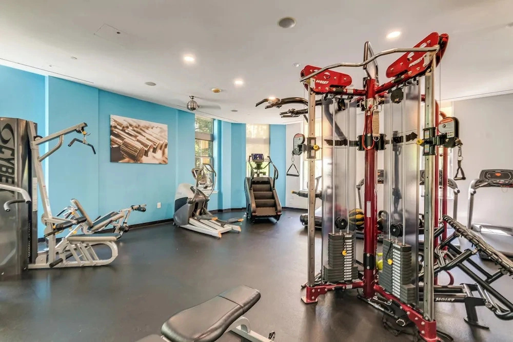 1 Mi to DCA Airport: Potomac Yard Apt w/ Pool