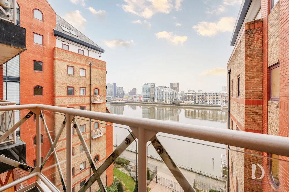 Beautiful 1 Bed on the River