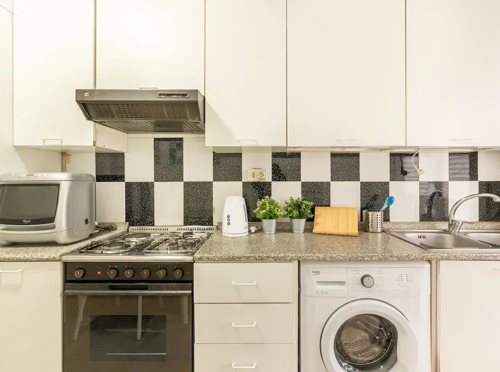Bright 1 Bedroom near MM1