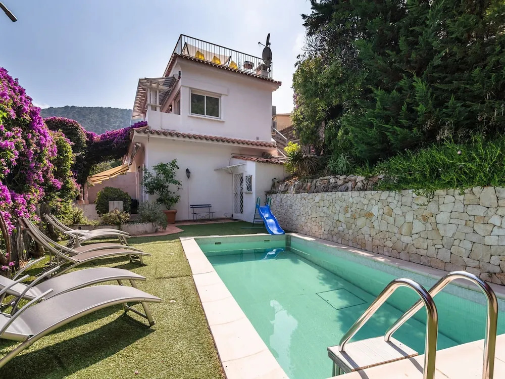 Elegant Seaside Villa in Èze