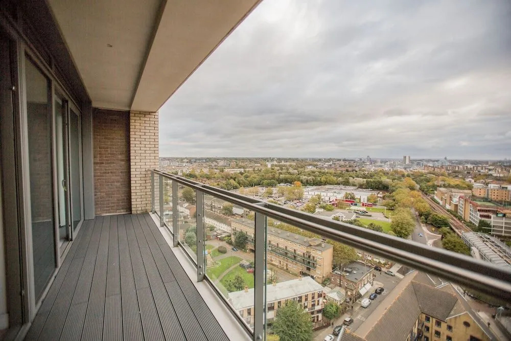 Canary Views One Bed and Bath Apartment