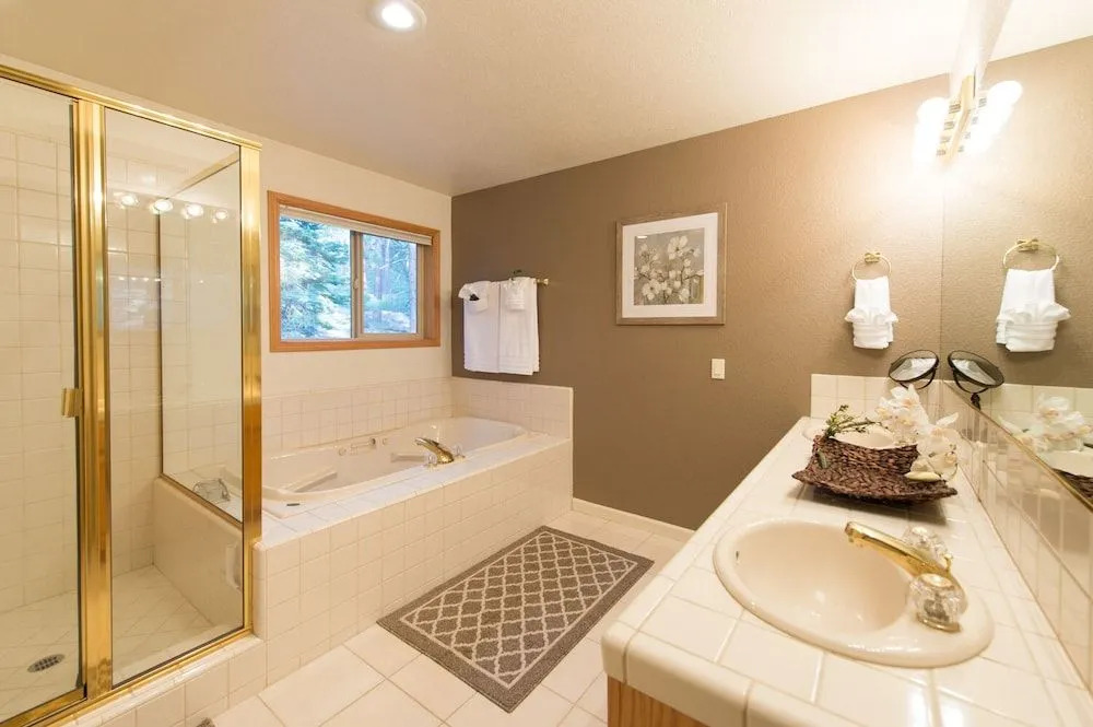 4BR House in the Pines w Hot Tub by RedAwning
