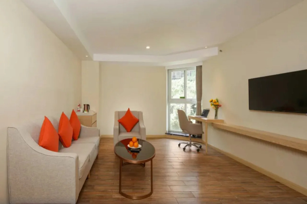 Vienna Hotel (Chongqing Nanping Nanbin Road Metro Station Branch)