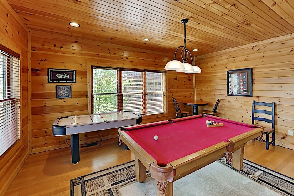 Gatlinburg Falls W/ Hot Tub & Big Views! 2 Bedroom Cabin