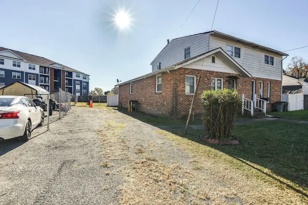 1 Mi to Dtwn: Remote Work-friendly Apt in Hampton!