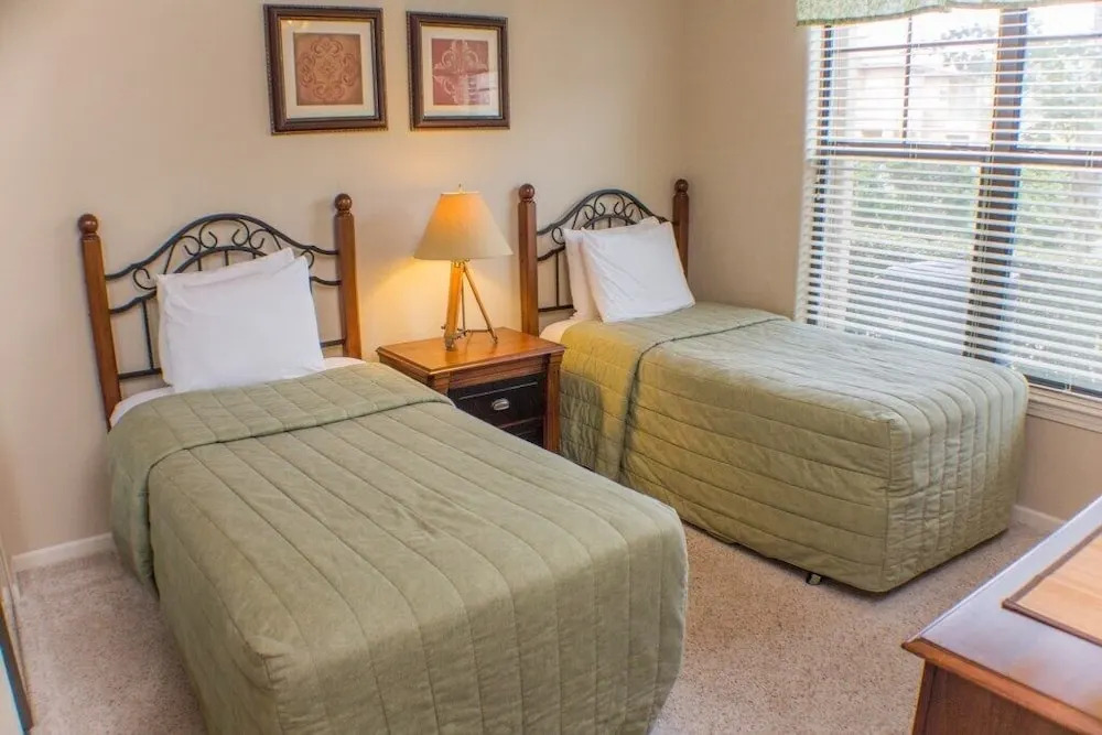 Valerie's Bella Piazza 2 Bedroom Condo by Redawning