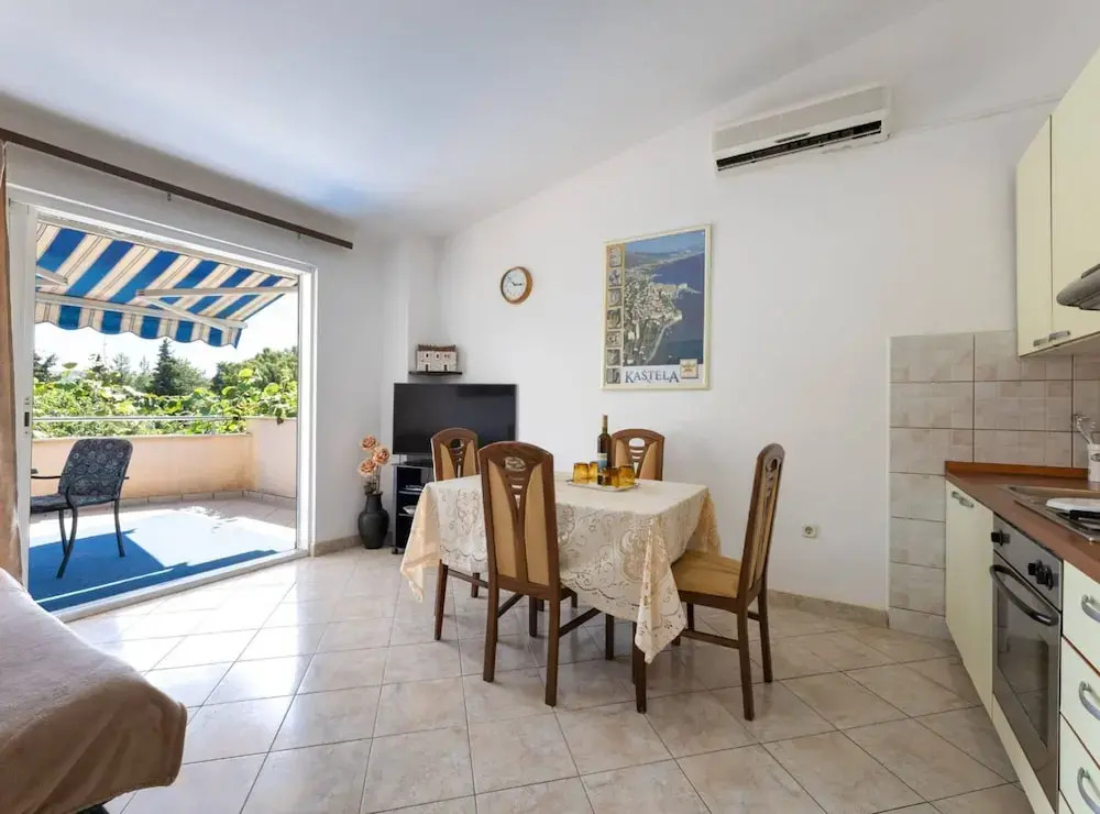 Bright and Spacious Apartment With Terrace in Kastel Stafilic