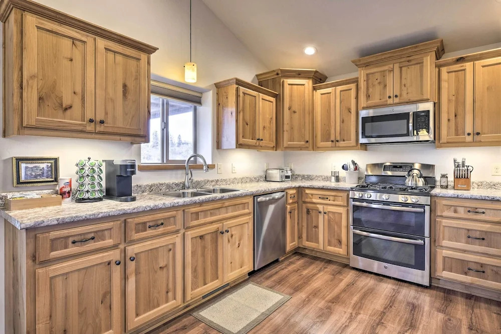 Cozy Designer Home w/ Gorgeous Mountain Views!