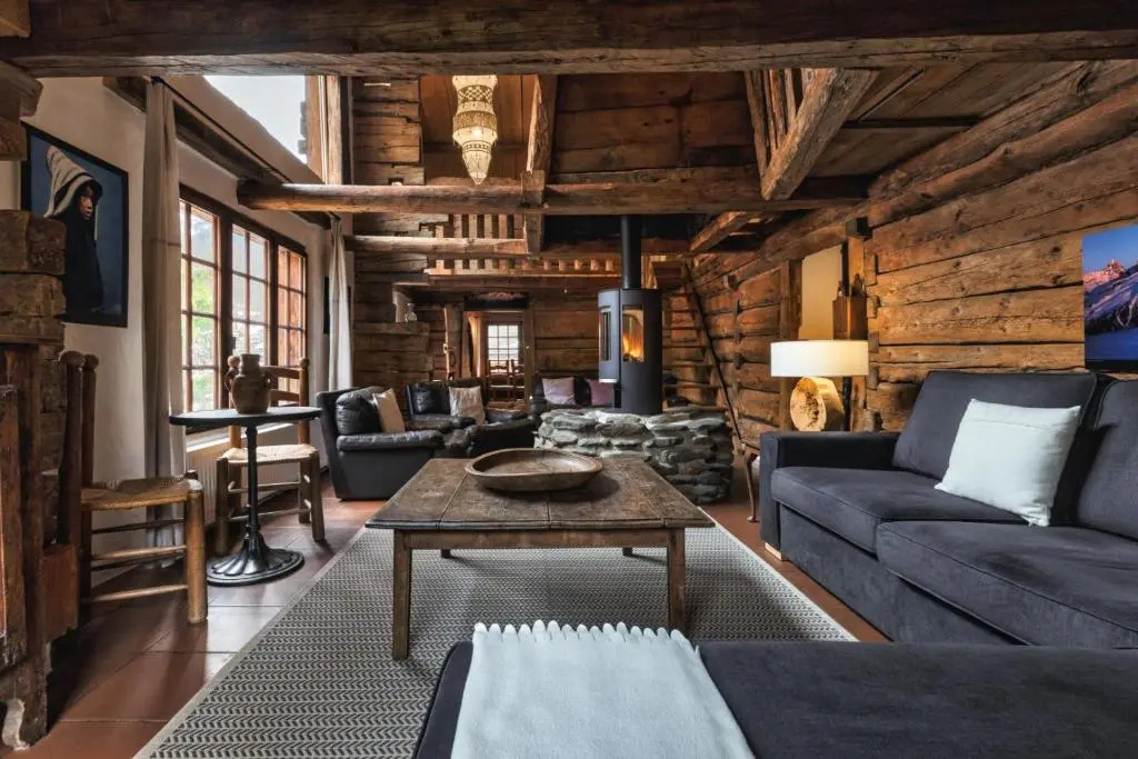 4BR Traditional Chalet BBQ + Fireplace + View