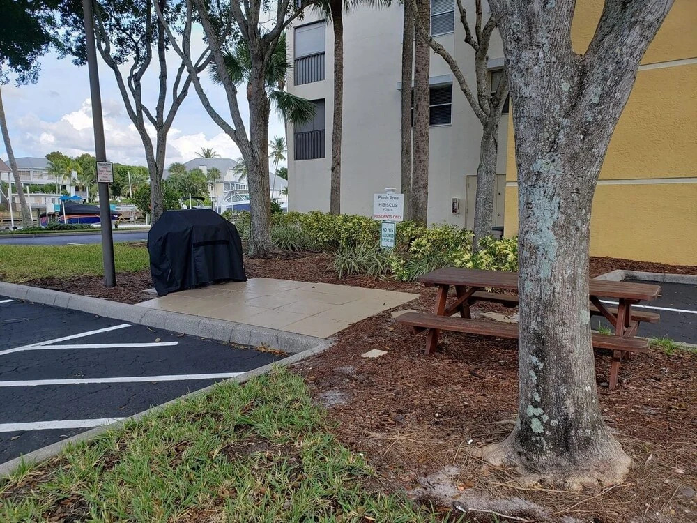 Hibiscus Poine 424 in Fort Myers Beach