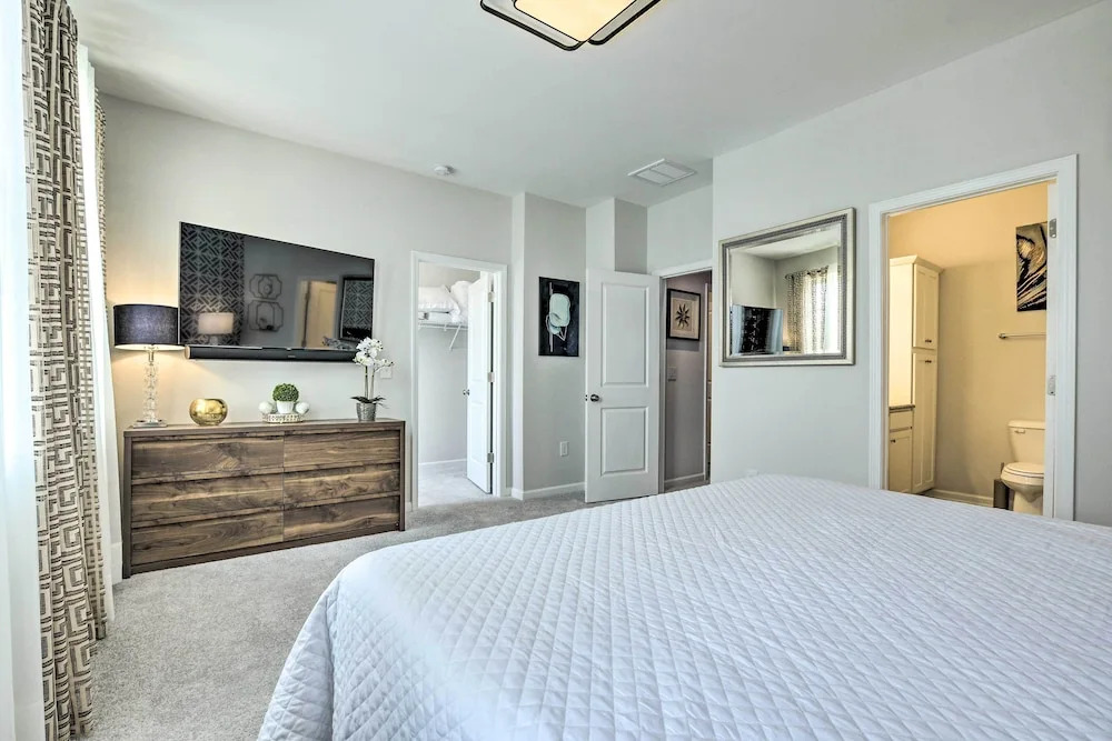 Tasteful Durham Townhome - 6 Mi to Downtown