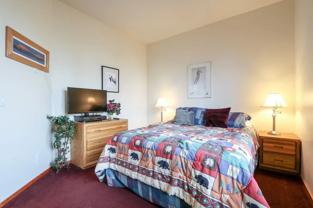 Snowcreek V 999 Mammoth Mountain Views, Private Washer Dryer, Pet-Friendly by RedAwning