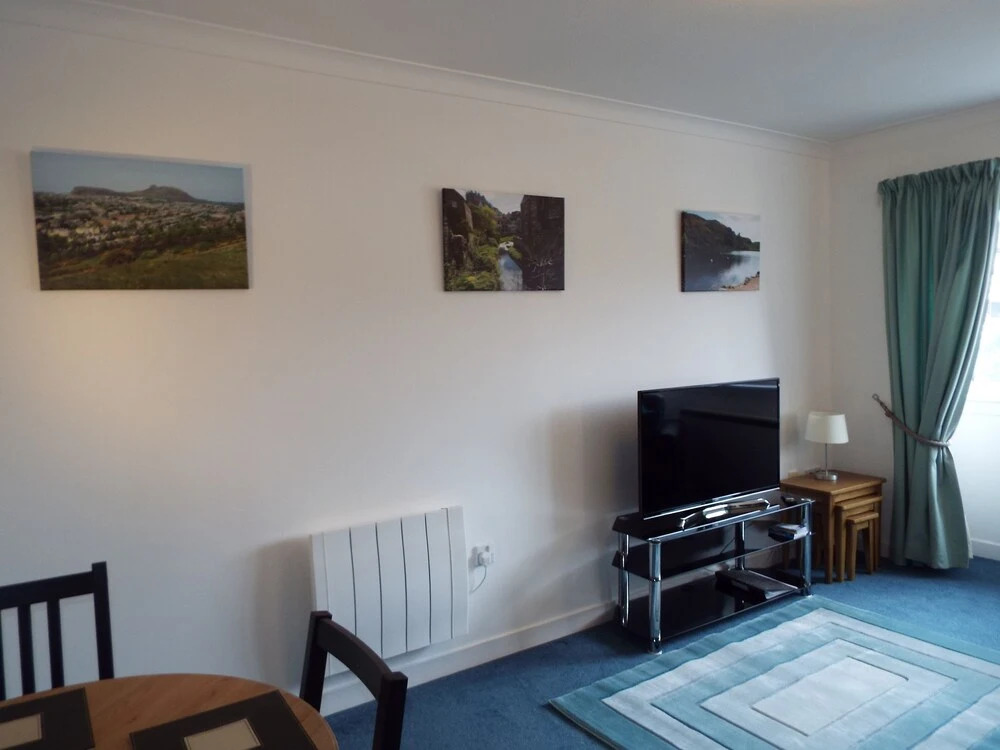 Ideal Central Edinburgh location with free on-site private parking