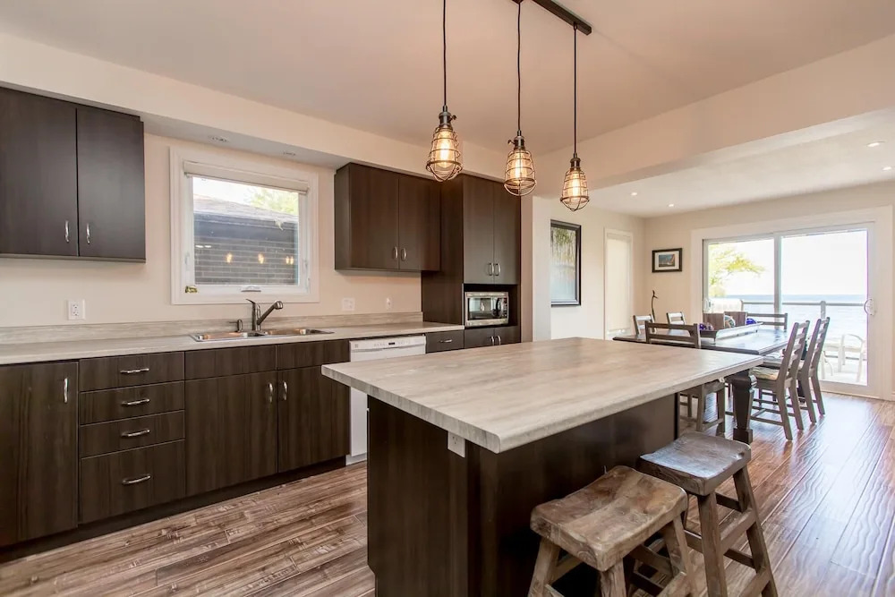 Barefoot Bungalow Gracing the shores of Lake Simcoe, a wonderful family cottage!