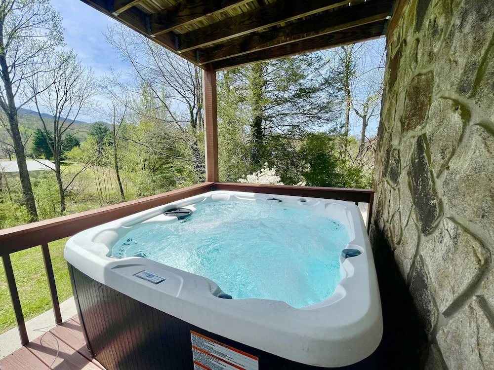 Cove Mountain Rest 3 Bedroom Home by RedAwning