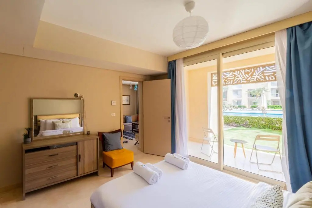 Jazzy 1BDR w Outdoor Pool View Terrace Free Pool & Beach Access