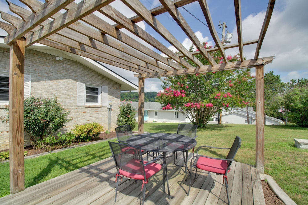 Lakefront Hiwassee Home w/ Private Dock & Deck!
