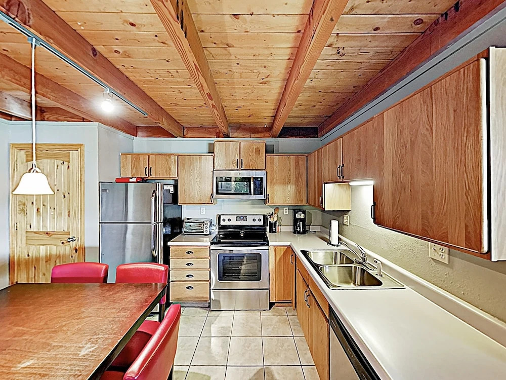 4400 Silverthorne - 2 Br Condo