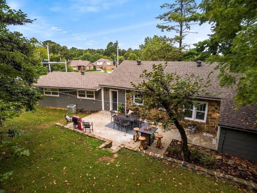 The Mission Rock House - Historic DT Fayetteville Home - HOT Tub!
