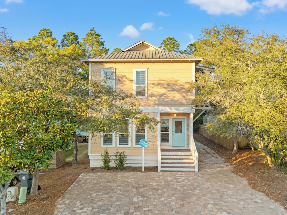 Stay at The Hut! Room for Everyone! 4BR Fun Sleeps 11
