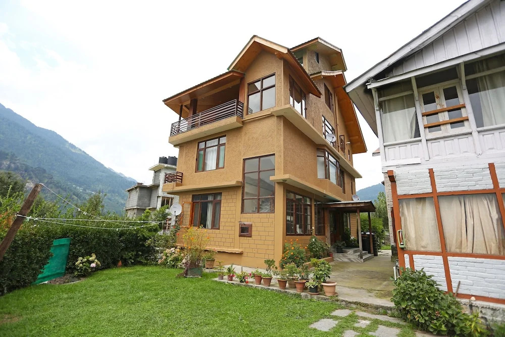 OYO 8648 Kyipo Khang Cottage BnB