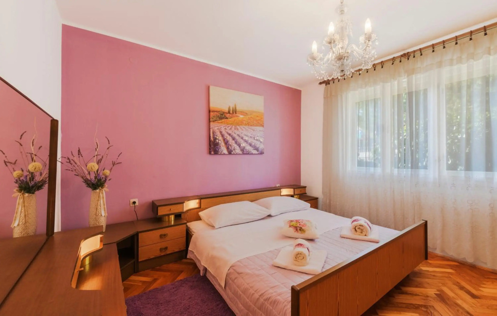 Two bedroom apartment, nice neighborhood, free parking, WiFi