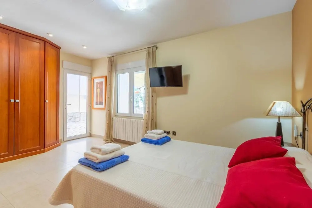 Private Pool, Garden, Barbecue and Beach Nearby
