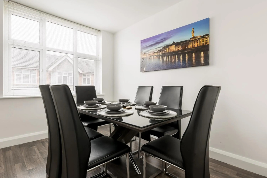 Lima Apartments - Large 3 Bedroom Apartment, sleeps up to 5 people ideal for Contractors and large families! Free Parking & Wifi