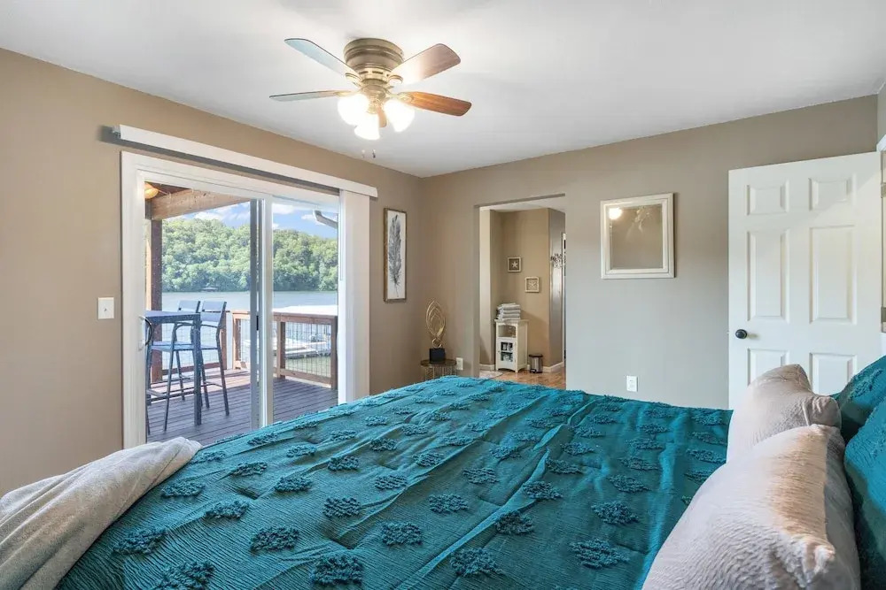 Huge Lakefront Yard, Private Dock - Amazing Views!