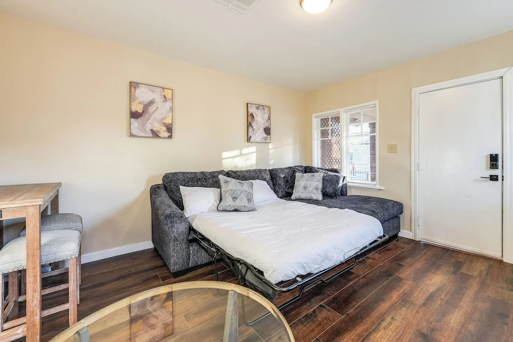 1 Mi to Dtwn, Chase Field! Getaway Near Light Rail