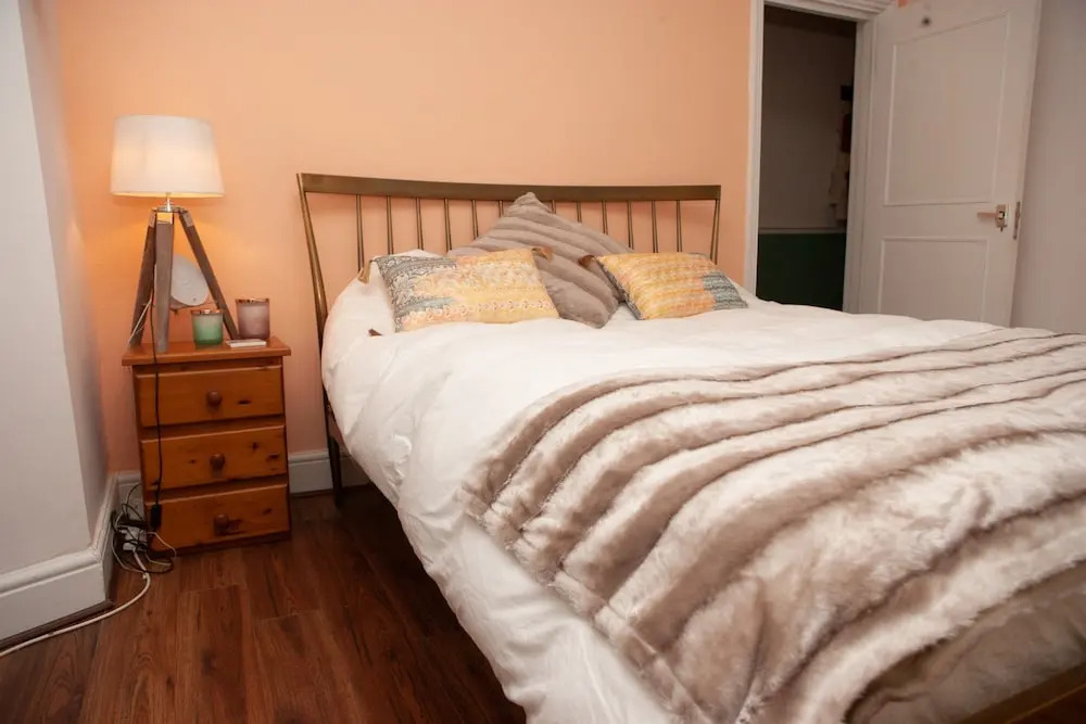 Spacious 1 Bedroom Apartment With Garden in Redland
