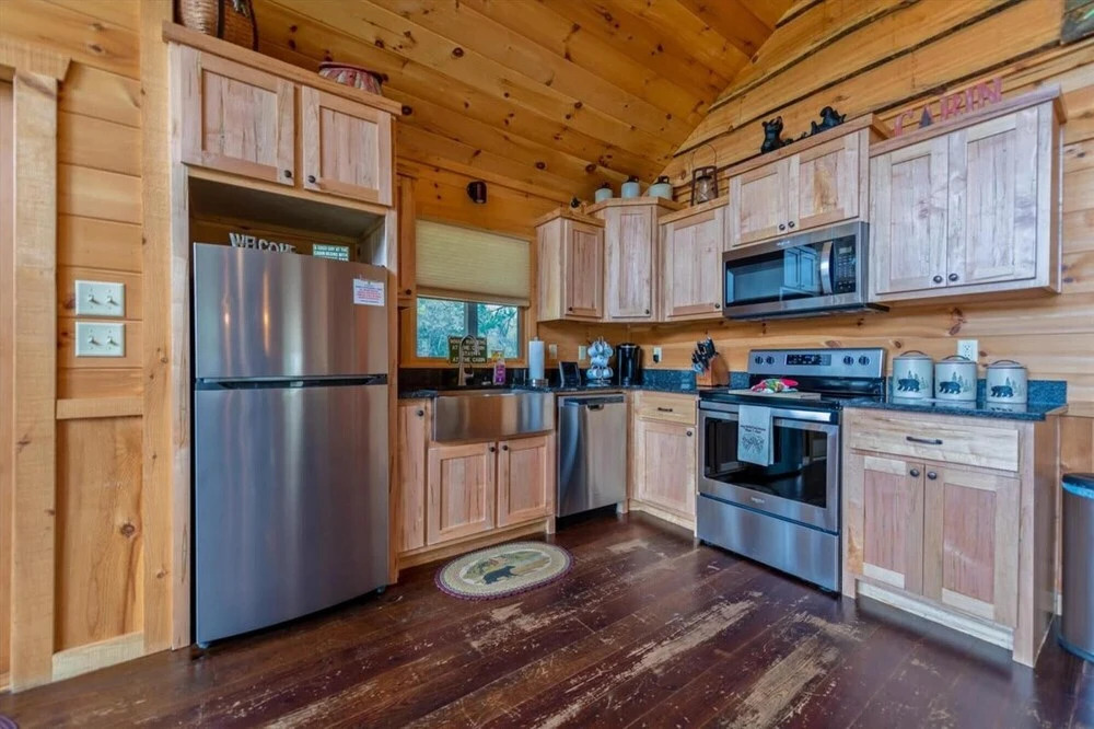 Carters Cozy Cabin - Peaceful Cabin With 13 Acres of Lawn Trees and Trails