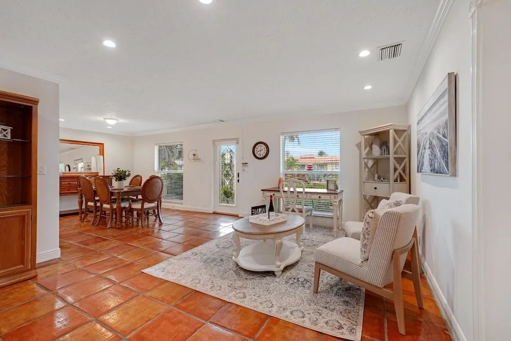 22 salt water pool home with king beds