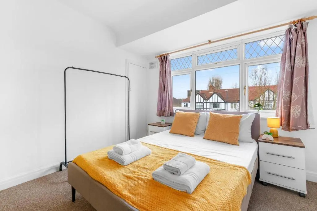 Harrow Hse 3 Bedrooms 2 Bathrooms Off Road Parking