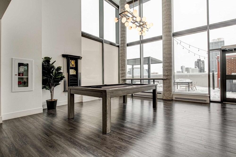 Stylish Downtown Suite With Patio City Views