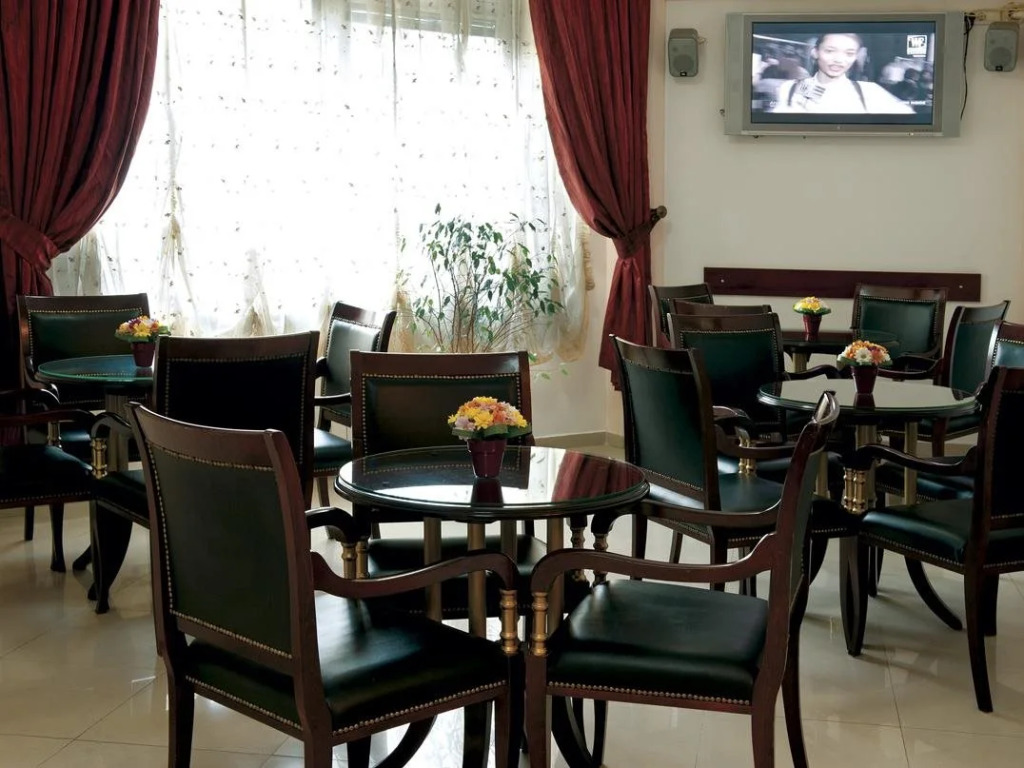 Hotel Aristocrat & Fish Restaurant