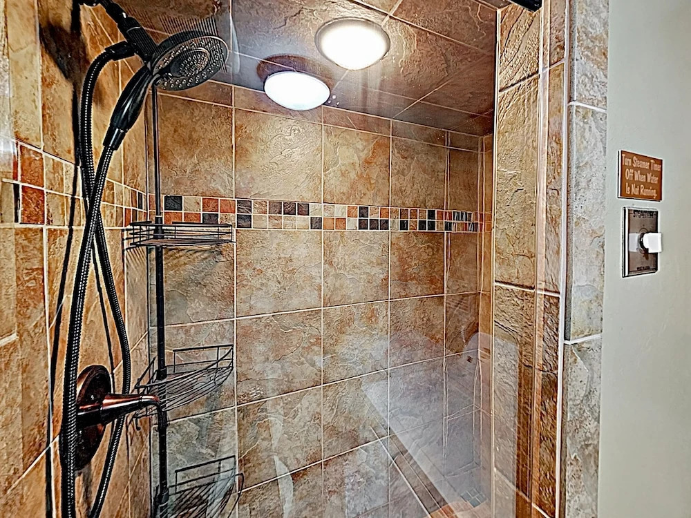 Downtown Marvel W/ Pool & Hot Tubs - Walk To Lifts! 2 Bedroom Condo